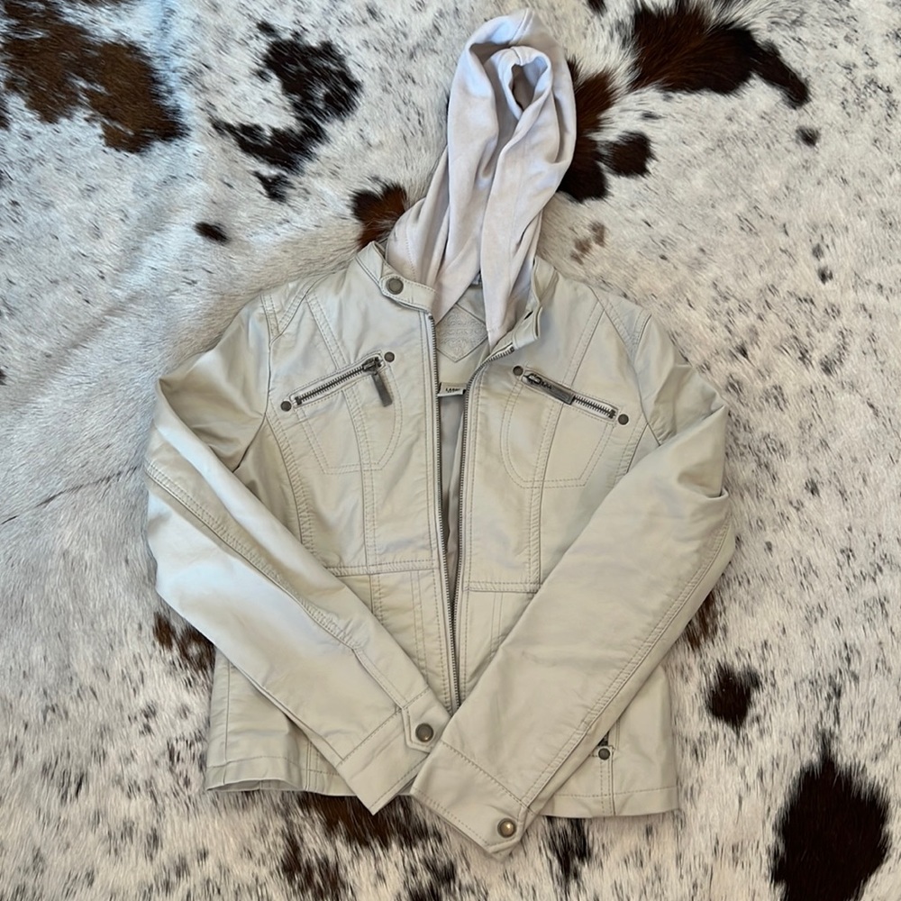 Cream Moto